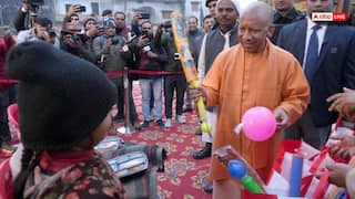 गोरखपुर में CM योगी का अलग अंदाज, पार्क में बच्चों से मिले, चॉकलेट पाकर बच्चे बोले 'थैंक्यू'