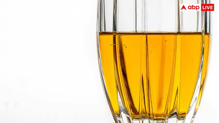 एप्पल साइडर विनेगर (ACV) को हमेशा खाली नहीं, बल्कि गुनगुने पानी में मिलाकर पीना चाहिए. यह शरीर को डिटॉक्स करने में मदद करता है और पाचन से जुड़ी दिक्कतों को भी कम करता है.