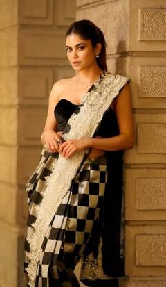 'પમ્મી'ની બ્લેક એન્ડ ગૉલ્ડન સાડીમાં કાતિલ અદાઓ