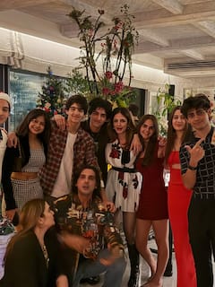 एक्स वाइफ सुजैन खान की क्रिसमस पार्टी में पहुंचे ऋतिक रोशन, गर्लफ्रेंड सबा आजाद सग दिए पोज