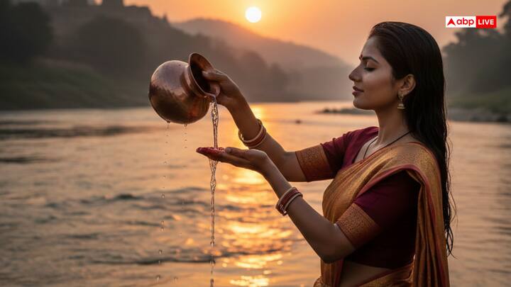 2026 की मकर संक्रांति पर सूर्य दोष शांत करने के लिए, सुबह जल्दी उठकर स्नान करें और सूर्योदय के समय तांबे के लोटे से सूर्य देव को जल अर्पित करें. जल अर्पित करते समय जल में थोड़ा गुड़ और लाल चंदन जरूर मिलाएं.image 3