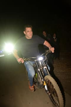 सलमान खान की बर्थडे पार्टी में सितारों का जमावड़ा, शिल्पा शेट्टी से लेकर रितेश देशमुख तक कई सितारे आए नजर