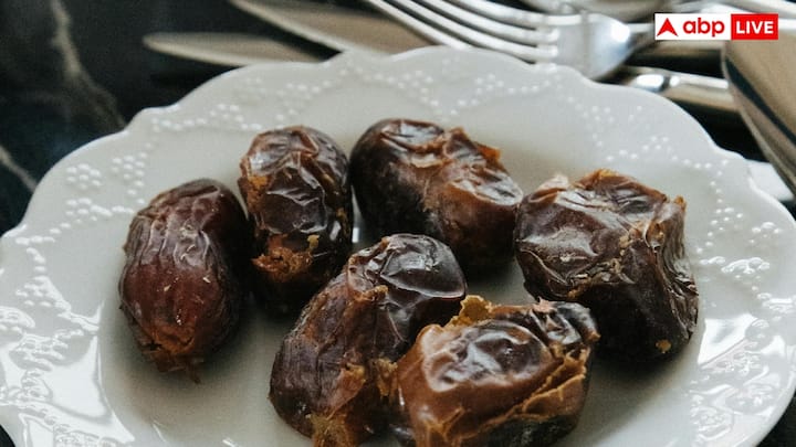 पुरुषों में कम स्पर्म काउंट को बढ़ाने के लिए लोग और चिकित्सक कई तरह के आयुर्वेदिक उपाय बताते हैं, जिनमें सबसे प्रमुख हैं लहसुन, शहद और खजूर का सेवन. ये तीनों ही खाद्य पदार्थ पुरुषों में स्पर्म काउंट बढ़ाने के लिए फायदेमंद माने जाते हैं. लोग इन्हें साथ-साथ या अलग-अलग तरीके से भी खाते हैं, जो स्पर्म काउंट के साथ-साथ स्पर्म की सेहत को बेहतर रखने में मदद करते हैं