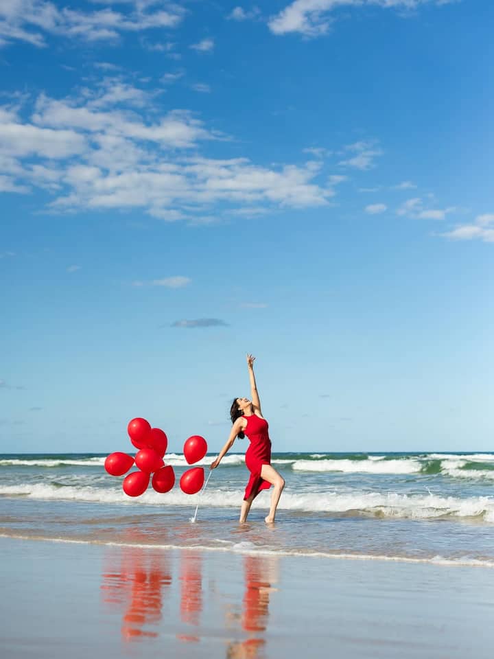वहीं दूसरी ओर, इस तस्वीर में अभिनेत्री ने लाल रंग की पोशाक पहनी है, जिसमें वह बेहद खूबसूरत लग रही हैं।