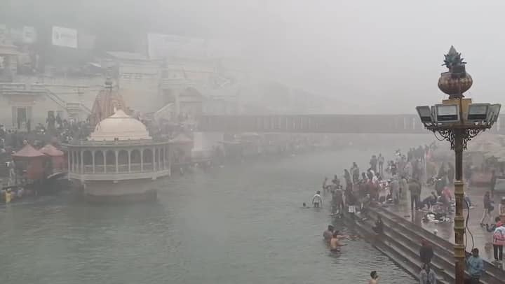 धर्म नगरी हरिद्वार में इन दिनों कड़ाके की ठंड और कोहरे का साफ असर देखा जा रहा है.