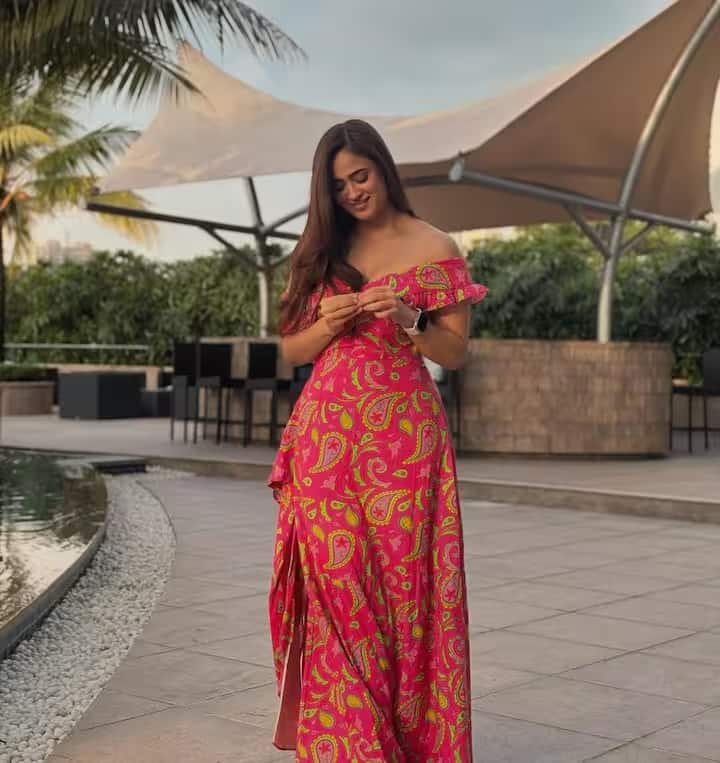 उनके सूक्ष्म आभूषण और परिष्कृत शैली ने उनकी फैशन समझ को और निखार दिया है, जिससे वे अधिक स्टाइलिश और आकर्षक दिखती हैं। उनके खुले घुंघराले बाल उनके लुक को पूरी तरह से निखारते हैं। हर तस्वीर में उनकी मुस्कान मनमोहक है। ये दोनों तत्व उनके समग्र फैशन स्टेटमेंट को और भी बेहतर बनाते हैं।