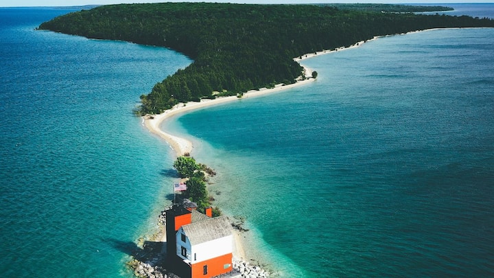 इंटरनेशनल डेट लाइन पृथ्वी पर वह काल्पनिक रेखा है, जहां तारीख बदलती है. किरिबाती ने अपने समय क्षेत्र में बदलाव कर अपने कुछ द्वीपों को इस रेखा के आगे कर लिया था. इसका उद्देश्य प्रशासनिक सुविधा के साथ-साथ राष्ट्रीय एकता बनाए रखना था. इसी फैसले ने किरितिमाती को यह खास पहचान दिलाई कि वह दुनिया में सबसे पहले नए साल का स्वागत करता है.