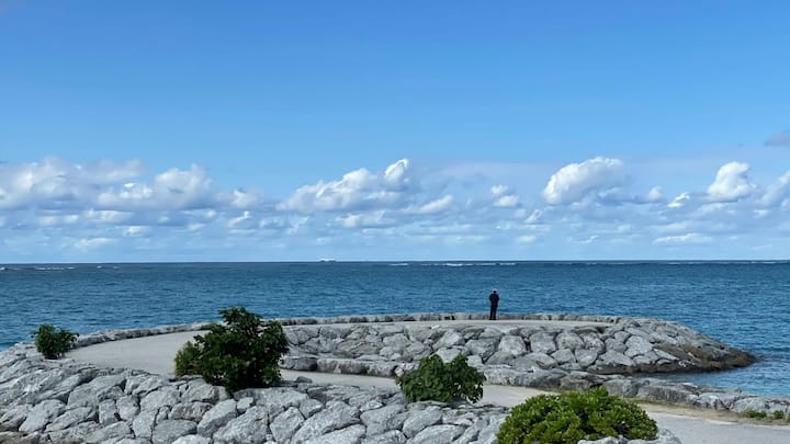 कठिन परिस्थितियों के बावजूद किरितिमाती के लोगों को एक बात का खास गर्व है. जब दुनिया का बड़ा हिस्सा अभी नींद में होता है, तब वे सूरज की पहली किरणों के साथ नए साल का स्वागत करते हैं. समुद्र किनारे छोटी सभाएं, पारंपरिक गीत-संगीत और सामूहिक प्रार्थनाएं यहां नए साल के जश्न का हिस्सा होती हैं. उनके लिए यह सिर्फ उत्सव नहीं, बल्कि अपनी विशिष्ट पहचान का प्रतीक है.