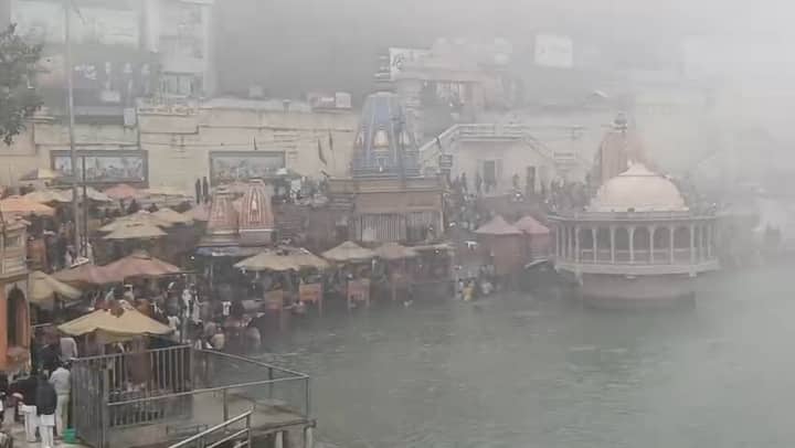ठंडी हवाओं के साथ बढ़ी सर्दी ने आम जनजीवन को खासा प्रभावित किया है, वहीं गंगा घाटों पर भी श्रद्धालुओं की आवाजाही कम देखने को मिल रही है.