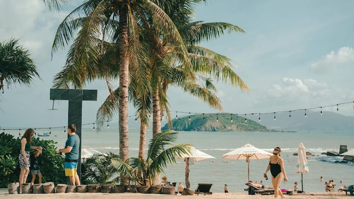 किरिबाती एक छोटा सा द्वीपीय देश है, जो प्रशांत महासागर में फैला हुआ है. इसमें कुल 33 द्वीप और एटॉल शामिल हैं. किरितिमाती इसका सबसे बड़ा द्वीप है और इसे दुनिया के सबसे बड़े कोरल द्वीपों में गिना जाता है. भूमि क्षेत्र के लिहाज से यह अनोखा द्वीप है, लेकिन आबादी बेहद कम है और यहां जीवन बेहद सादा है.