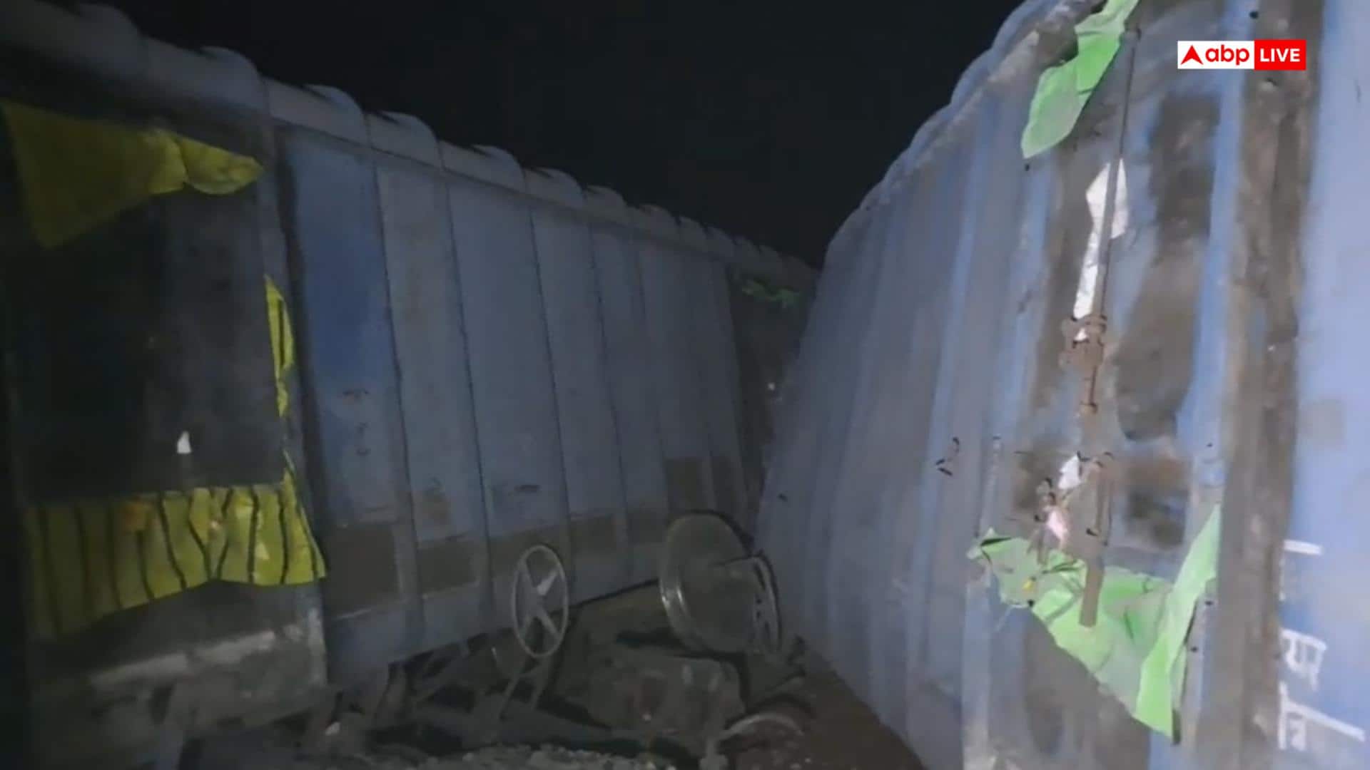 बिहार के जुमई में भीषण ट्रेन हादसा, मालगाड़ी के 3 डिब्बे नदी में गिरे, कई पुल से लटके