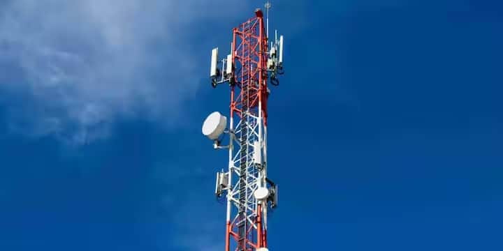 पाकिस्तान में सबसे ज्यादा यूजर्स वाली कंपनियों की बात करें तो जैज़ पहले स्थान पर है। इसके बाद टेलीनॉर का नंबर आता है, और तीसरे स्थान पर ज़ोंग है। एससीओ और यूफ़ोन भी दूरसंचार क्षेत्र का हिस्सा हैं, लेकिन इनके यूजर्स की संख्या तुलनात्मक रूप से कम है। भारत में स्थिति बिल्कुल उलट है, जहां रिलायंस जियो सबसे आगे है, उसके बाद एयरटेल और वोडाफोन आइडिया का नंबर आता है।