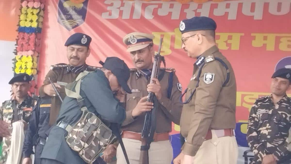 बिहार: मुंगेर में 3 नक्सलियों ने हथियारों के साथ किया सरेंडर, दो पर था 3-3 लाख का इनाम