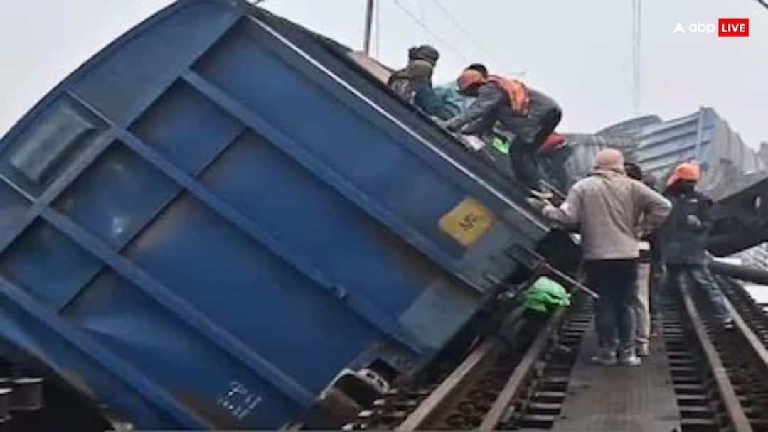 बिहार: जमुई में मालगाड़ी के 8 डिब्बे पटरी से उतरे, हावड़ा-दिल्ली रेल मार्ग ठप Bihar Train Accident in jamui howrah delhi railway line several trains diverted बिहार: जमुई में मालगाड़ी के 8 डिब्बे पटरी से उतरे, हावड़ा-दिल्ली रेल मार्ग ठप