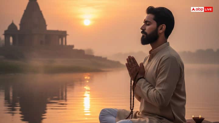 अगर आप सूर्य दोष को शांत करना चाहते हैं, तो 2026 में मकर संक्रांति के दिन ॐ ह्रां ह्रीं ह्रौं सः सूर्याय नमः