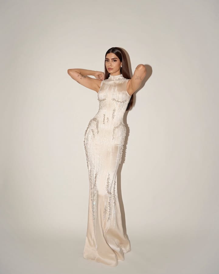 अगर आप चाहती हैं कि पार्टी की सारी स्पॉटलाइट आप पर ही हो, तो ये वाईट ड्रेस एक बढ़िया ऑप्शन है. अगर इस ड्रेस को सही तरह से कैरी किया जाए तो आप पूरी पार्टी की अटेंशन सीकर बन सकती हैं. इसे मिनिमल मेकअप, पिंक ग्लॉसी लिप्स और ब्लो-ड्राई हेयर के साथ कैरी करें.