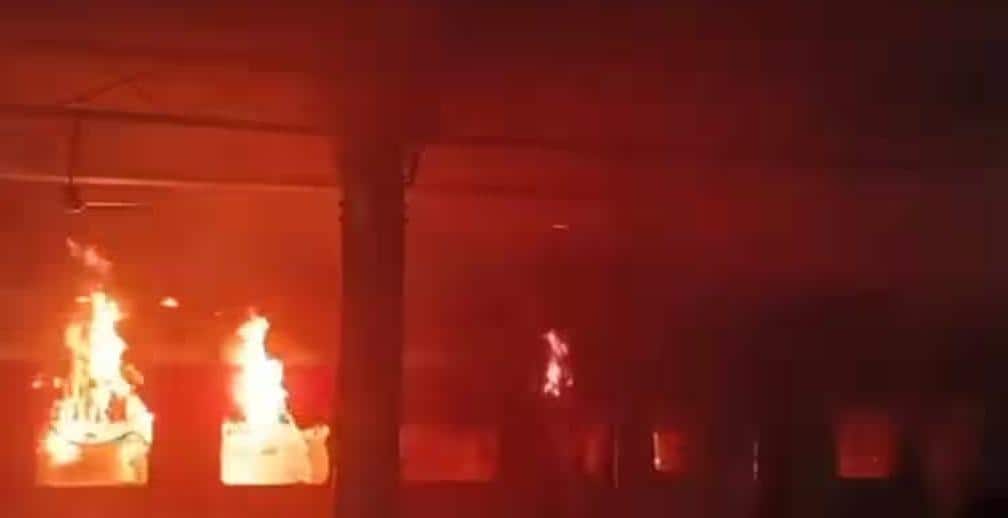 One dead as two bogies of Tata Nagar Ernakulam Express catch fire in Andhra Pradesh આંધ્રપ્રદેશમાં ટાટા-એર્નાકુલમ એક્સપ્રેસ ટ્રેનમાં ભીષણ આગ, બે કોચ બળીને ખાખ, એકનું મોત