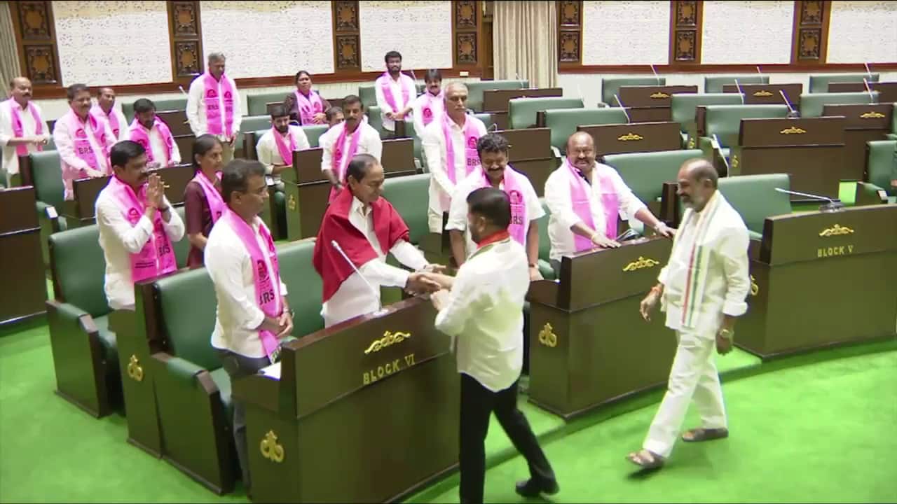 Revanth Reddy Meets KCR: తెలంగాణ అసెంబ్లీలో ఆసక్తికర పరిణామం.. కేసీఆర్ వద్దకు వెళ్లి పలకరించిన సీఎం రేవంత్ రెడ్డి