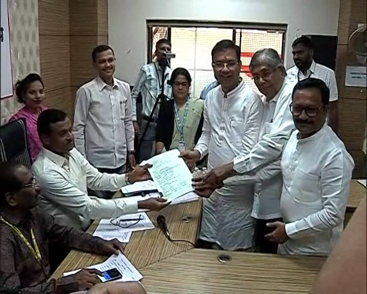 आपला उमेदवारी फॉर्म भरण्यापूर्वी बिडकर यांच्या कृतीने सगळ्यांचे लक्ष वेधलं. बिडकर हे भवानी पेठ क्षेत्रीय कार्यालयात फॉर्म भरण्यासाठी आले असता त्याठिकाणी चंद्रकांत पाटील उपस्थित होते.
