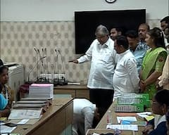 तिकीटाचा अत्यानंद; गुडघ्यावर बसले, डोकं टेकवलं पुण्यात उमेदवाराने घेतले चंद्रकांत पाटलांचे आशीर्वाद