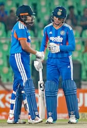 नुकताच वर्ल्ड कप जिंकल्यानंतर आनंदाच्या शिखरावर असलेल्या स्मृतीला वैयक्तिक आयुष्यात काही भावनिक आव्हानांनाही सामोरं जावं लागलं.