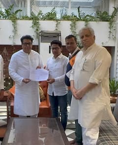 MNS Candidate List BMC Election 2026: मुंबईत मनसेचा पहिला उमेदवार, राज ठाकरेंनी स्वत: AB फॉर्म दिला, उमेदवाराचा कंठ दाटला!