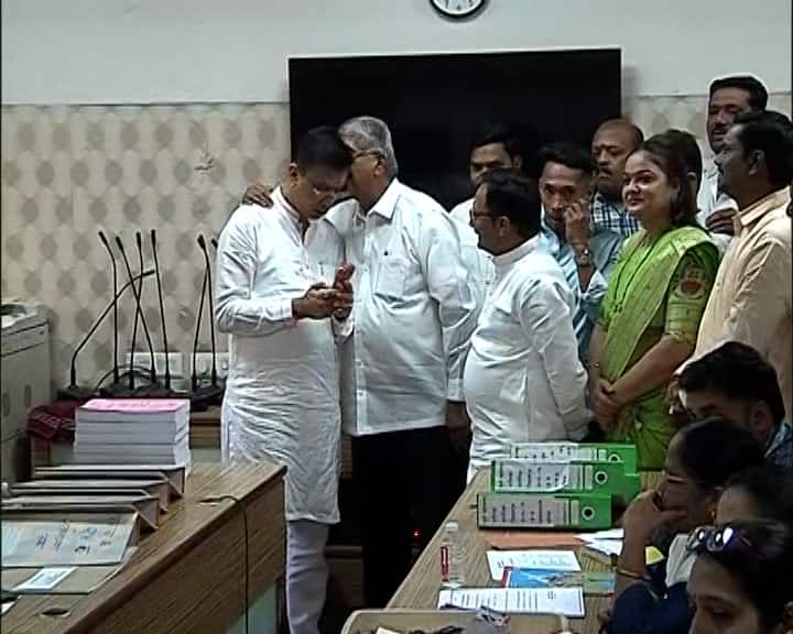 भाजपकडून महापालिका निवडणुकांसाठी आज पुण्यात उमेदवारी भरण्याचा पहिला मान मिळाला तो पुणे महानगरपालिका निवडणूक प्रमुख गणेश बिडकर यांना.