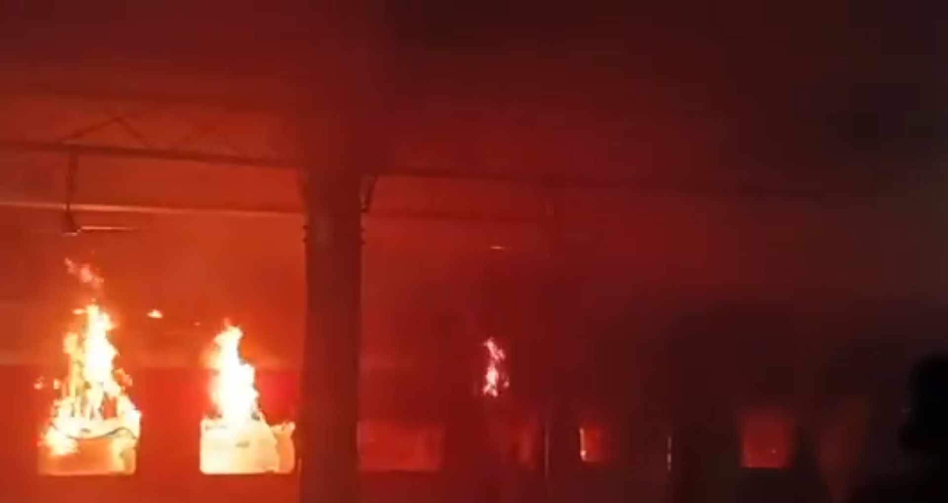 टाटा–एर्नाकुलम एक्सप्रेस में भीषण आग, दो डिब्बे खाक, अफरातफरी के बीच शव बरामद