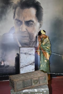 Ikkis Screening: 'इक्कीस' के पोस्टर पर धर्मेंद्र को देख रेखा को याद आए धर्मेंद्र, हाथ जोड़कर ही-मैन को दी श्रद्धांजलि