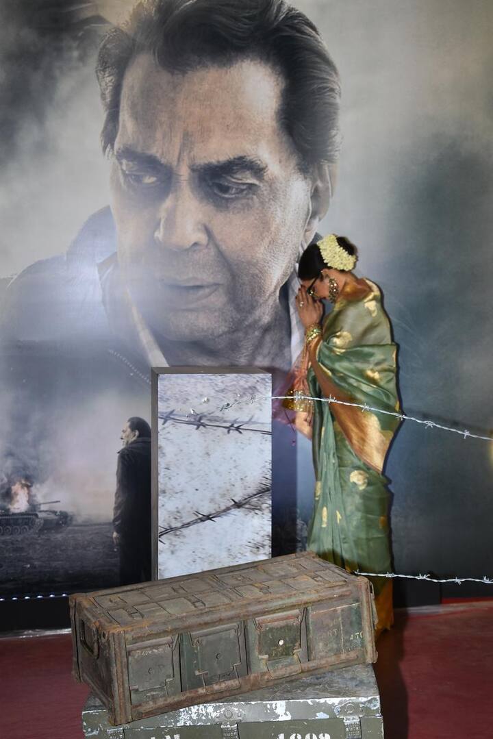 रेखा धर्मेंद्र के पोस्टर के आगे हाथ जोड़े नजर आईं. उन्होंने झुककर ही-मैन को श्रद्धांजलि अर्पित की.