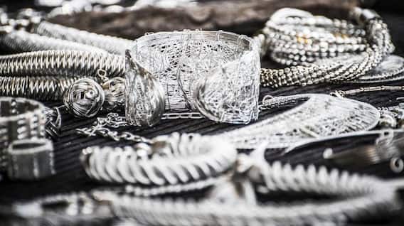 Silver Price Crashes: ਗਾਹਕਾਂ ਦੀ ਲੱਗੀ ਮੌਜ, ਚਾਂਦੀ ਦੇ ਧੜੰਮ ਡਿੱਗੇ ਰੇਟ, 21,000 ਰੁਪਏ ਨਾਲ ਸਭ ਤੋਂ ਵੱਡੀ ਗਿਰਾਵਟ...