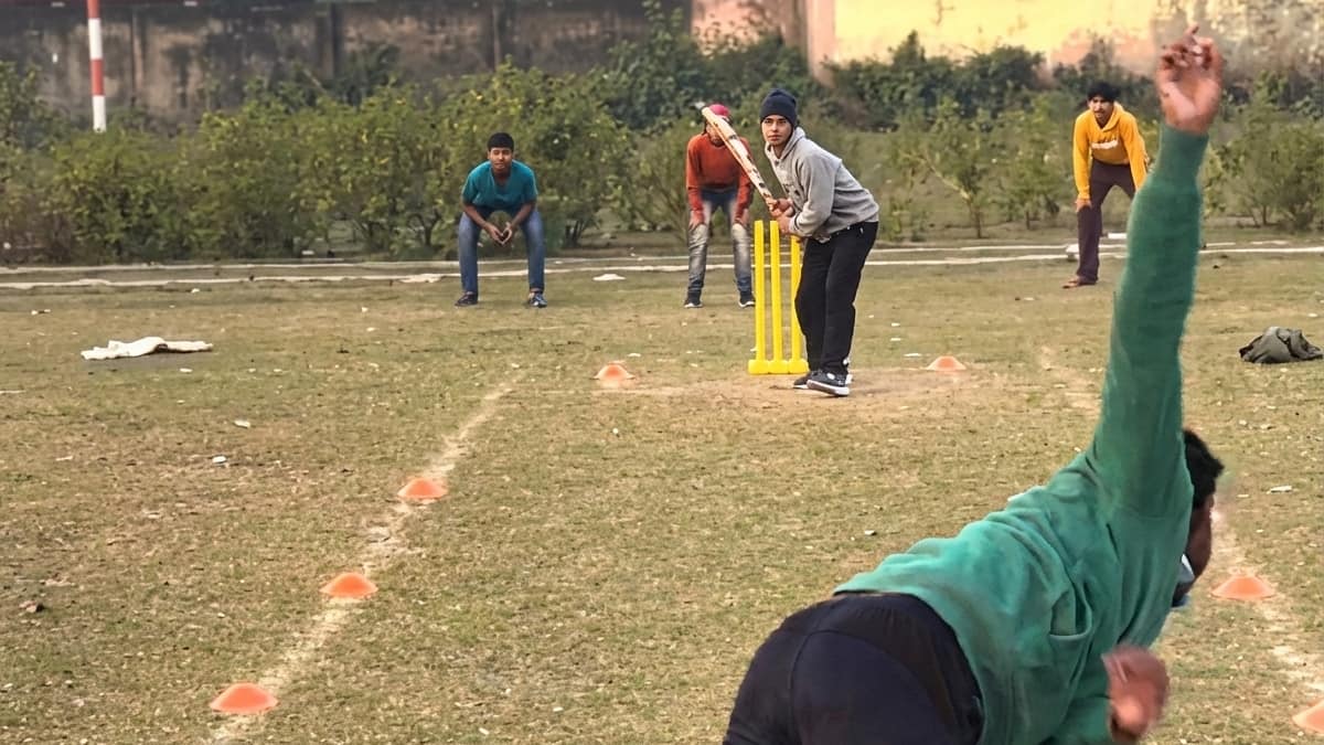 ABP Live Off The Field: Gully Cricket Swing Wizard Shows Off Stunning Skill