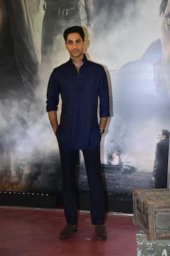 Ikkis Screening: धर्मेंद्र की आखिरी फिल्म देखने पहुंचे सितारे, बॉबी देओल समेत कई स्टार्स ने ही-मैन की फोटो संग दिए पोज