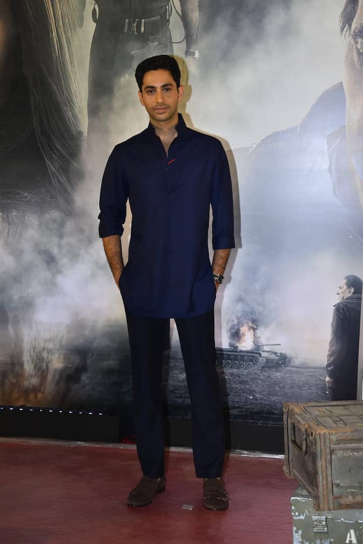 अपनी डेब्यू फिल्म 'इक्कीस' के प्रीमियर में अगस्त्य नंदा ब्लू शर्ट के साथ ब्लैक पैंट पहने दिखे. अपने लुक को उन्होंने फॉर्मल शूज के साथ पूरा किया था.