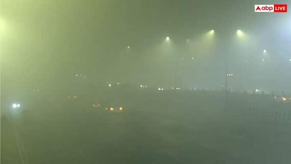 Delhi Fog News: कड़ाके की ठंड के साथ घने कोहरे से घिरी राजधानी! सड़कों की रफ्तार थमी, कई ट्रेनें लेट