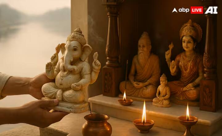 ਆਪਣੇ ਘਰ ਦੇ ਮੰਦਰ ਵਿੱਚੋਂ ਕਿਸੇ ਵੀ ਖਰਾਬ ਮੂਰਤੀ ਨੂੰ ਤੁਰੰਤ ਹਟਾ ਦਿਓ। ਅਜਿਹੀਆਂ ਮੂਰਤੀਆਂ ਨੂੰ ਕਿਸੇ ਮੰਦਰ ਵਿੱਚ ਦਾਨ ਕਰਨਾ ਜਾਂ ਕਿਸੇ ਪਵਿੱਤਰ ਨਦੀ ਵਿੱਚ ਡੁਬੋਣਾ ਉਚਿਤ ਮੰਨਿਆ ਜਾਂਦਾ ਹੈ। ਇਸ ਤੋਂ ਇਲਾਵਾ, ਘਰ ਦੀ ਪੂਜਾ ਦੌਰਾਨ ਗੰਗਾ ਜਲ ਦੀ ਵਰਤੋਂ ਕਰਨਾ ਉਚਿਤ ਮੰਨਿਆ ਜਾਂਦਾ ਹੈ।