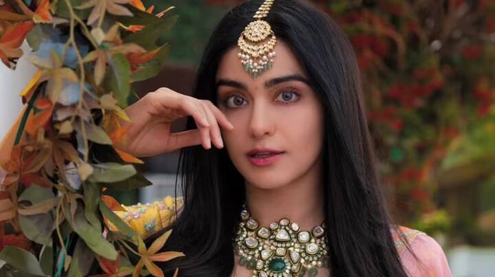 चित्रपटातील अनेक भितीदायक दृश्यांपैकी एक दृश्य असे होते की,  जिथे अदा भूताच्या  प्रभावाखाली असताना मांजरीला खाताना दाखवली आहे.