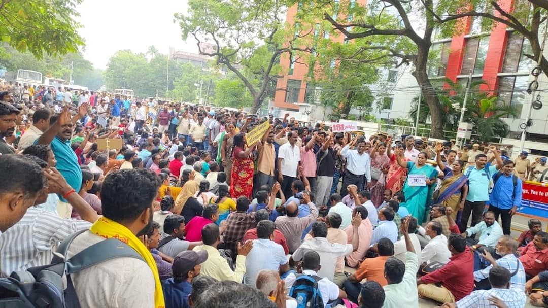Teachers Protest: 4ஆம் நாளாகத் தொடர் போராட்டம்; திடீரெனக் குவிந்த ஆசிரியர்கள்- மயங்கி விழுந்ததால் பரபரப்பு!