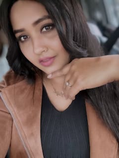 काजल राघवानी का परफेक्ट ग्लैमरस विंटर लुक, 8 तस्वीरों में देखें सादगी में छुपा स्टाइल