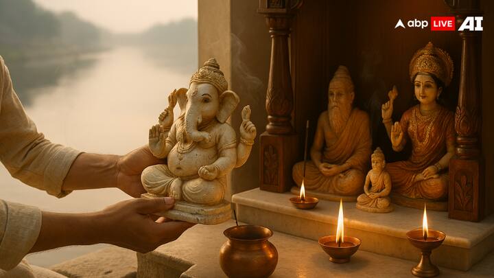 घर के मंदिर में क्षतिग्रस्त मूर्तियों को तुरंत हटा दें. ऐसी मूर्तियों को मंदिर में दान करने के साथ उसे किसी पवित्र नदी में विसर्जित करना सही माना जाता है. इसके अलावा घर में पूजा करने के दौरान गंगाजल का इस्तेमाल करना सही माना जाता है.