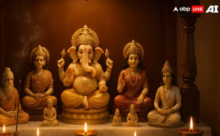 ਘਰ ਦੇ ਮੰਦਰ ਵਿੱਚ ਕਿਸੇ ਵੀ ਦੇਵਤੇ ਦੀ ਮੂਰਤੀ 1, 3, 5, 7, 9, ਜਾਂ 11 ਇੰਚ ਹੋਣੀ ਚਾਹੀਦੀ ਹੈ। ਇਸ ਤੋਂ ਇਲਾਵਾ, ਘਰ ਵਿੱਚ ਗਣੇਸ਼, ਸਰਸਵਤੀ, ਜਾਂ ਦੇਵੀ ਲਕਸ਼ਮੀ ਦੀਆਂ ਕੋਈ ਵੀ ਖੜ੍ਹੀਆਂ ਮੂਰਤੀਆਂ ਨਾ ਰੱਖੋ।