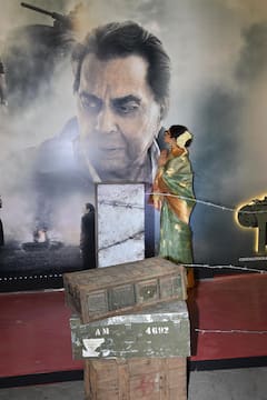 Ikkis Screening: 'इक्कीस' के पोस्टर पर धर्मेंद्र को देख रेखा को याद आए धर्मेंद्र, हाथ जोड़कर ही-मैन को दी श्रद्धांजलि