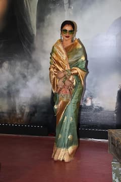 Ikkis Screening: 'इक्कीस' के पोस्टर पर धर्मेंद्र को देख रेखा को याद आए धर्मेंद्र, हाथ जोड़कर ही-मैन को दी श्रद्धांजलि