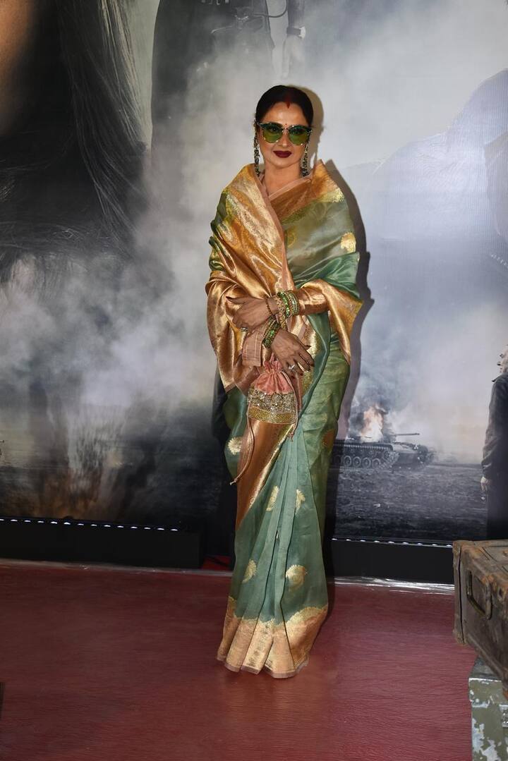 बॉलीवुड की लीजेंड्री एक्ट्रेस रेखा 'इक्कीस' की स्क्रीनिंग में शामिल हुई थीं. इस दौरान एक्ट्रेस हरे रंग की सिल्क साड़ी पहने नजर आईं.