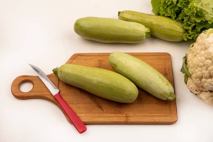 वजन घटाने की कोशिश कर रहे लोगों के लिए मिल्क थीस्ल का रस किसी रामबाण से कम नहीं है। मिल्क थीस्ल में कैलोरी कम और फाइबर भरपूर मात्रा में होता है। सुबह खाली पेट इसका रस पीने से लंबे समय तक पेट भरा हुआ महसूस होता है, जिससे अनावश्यक रूप से अधिक खाने से बचा जा सकता है। साथ ही, यह शरीर के चयापचय को तेज करता है, जिससे वसा जलाने में मदद मिलती है।