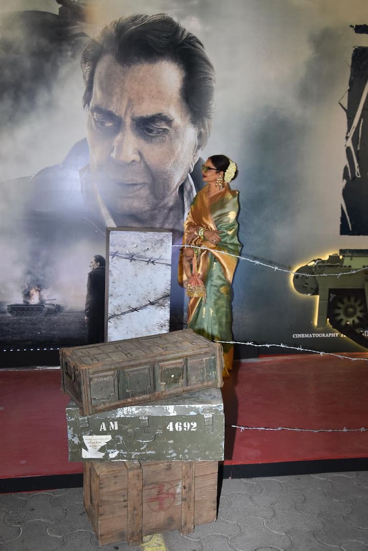 'इक्कीस' की स्क्रीनिंग के दौरान दिवंगत एक्टर धर्मेंद्र का बड़ा-सा पोस्टर लगाया गया था. इसे देखकर रेखा इमोशनल हो गई हैं.