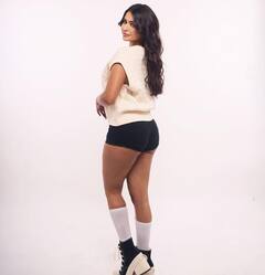 વ્હાઈટ ટૉપ અને બ્લેક શોર્ટ્સમાં પ્રકૃતિ પાવનીનો બોલ્ડ અંદાજ