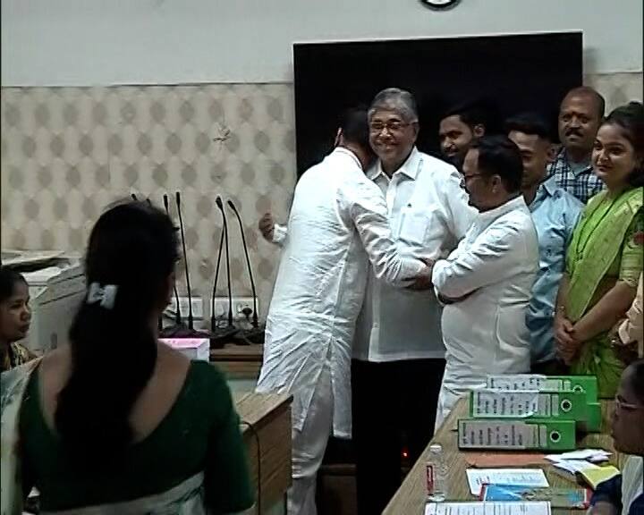 उमेदवार बिडकर यांनी चप्पल काढत थेट गुडघ्यावर बसून चंद्रकांत पाटील यांच्या पायावर डोकं ठेऊन आशीर्वाद घेतले. यावेळी चंद्रकांत पाटील यांनी सुद्धा आश्चर्य व्यक्त केलं. मात्र, आपल्या उमेदवारास विजयी भवं असा आशीर्वादही त्यांनी दिली.