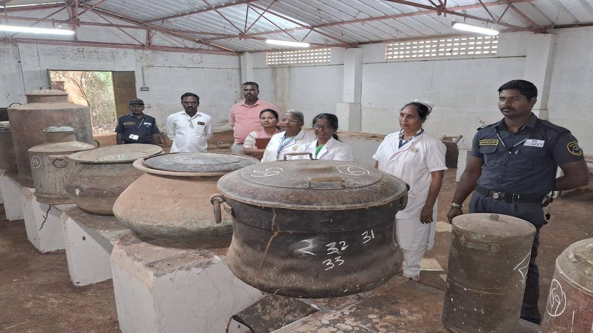 50 ஆண்டுகள் முன்பு பயன்படுத்தப்பட்ட பாத்திரங்கள் மீட்பு... ஏலத்தில் விடப்பட்டன