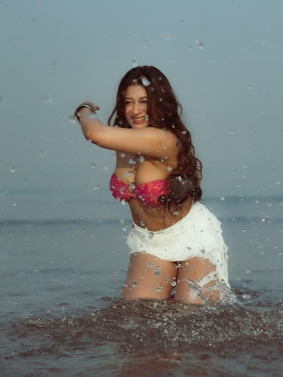 અભિનેત્રી સિમરન નેરુરકરે  દરિયાના પાણીમાં કર્યું એન્જોય